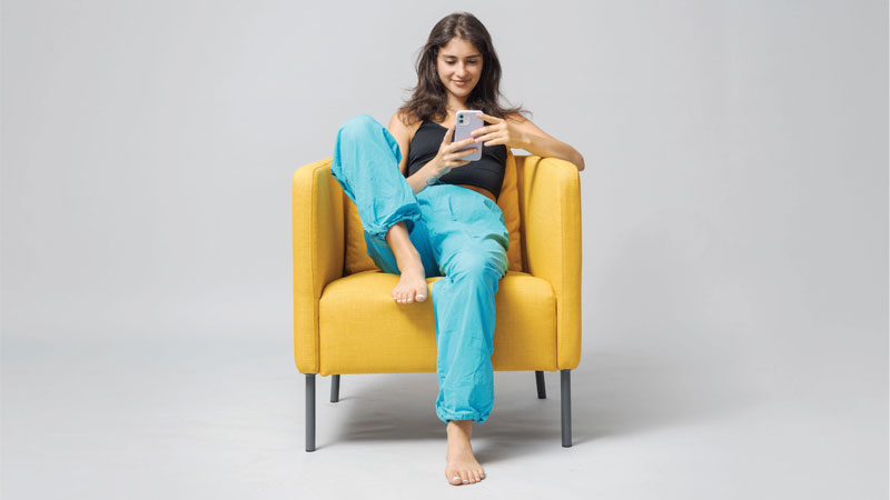 Adolescente con smartphone